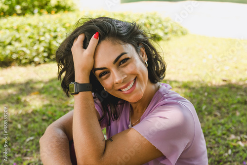 Mulher sorrindo no parque 