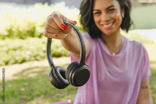 Jovem escutando musica no parque