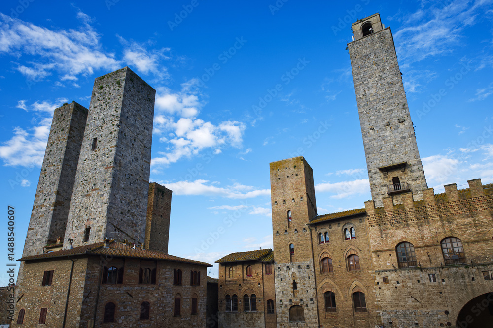 Obraz premium San Gimignano, conosciuta come la città dalle cinque torri, è famosa per la sua architettura medievale