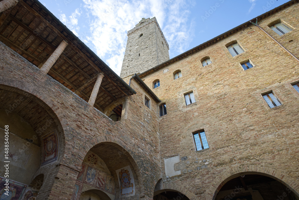 Obraz premium San Gimignano, conosciuta come la città dalle cinque torri, è famosa per la sua architettura medievale