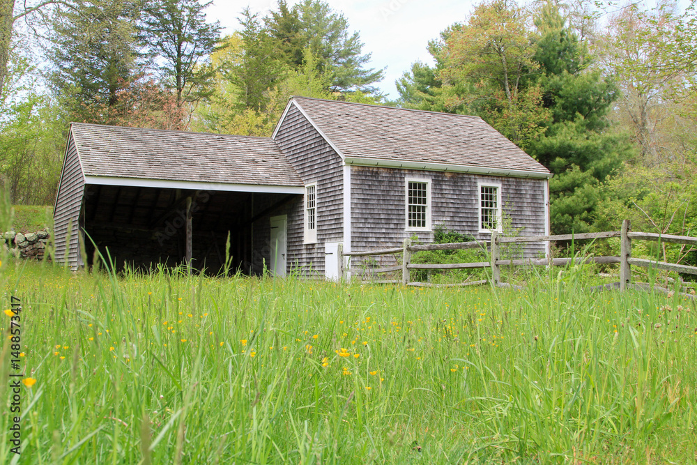 Obraz premium Charming 18th Century New England Historic Home: Colonial Architecture and Timeless American Heritage