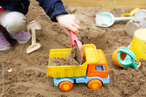enfant qui joue dans le bac à sable