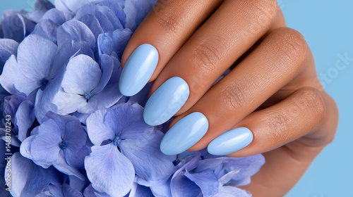 Obraz na płótnie Blue manicure with hydrangea flowers w salonie