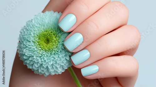 Obraz na płótnie Mint green manicure with chrysanthemum flower w salonie