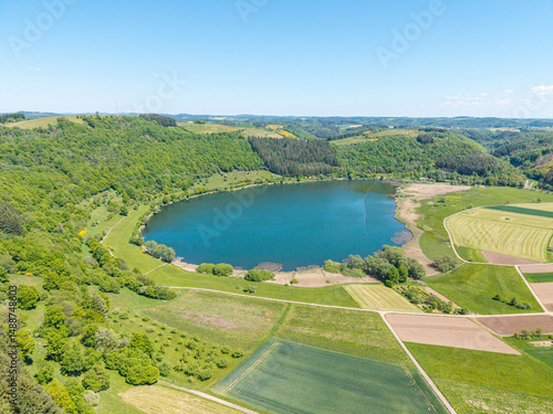 Meerfelder Maar in der Vulkaneifel aus der Vogelperspektive