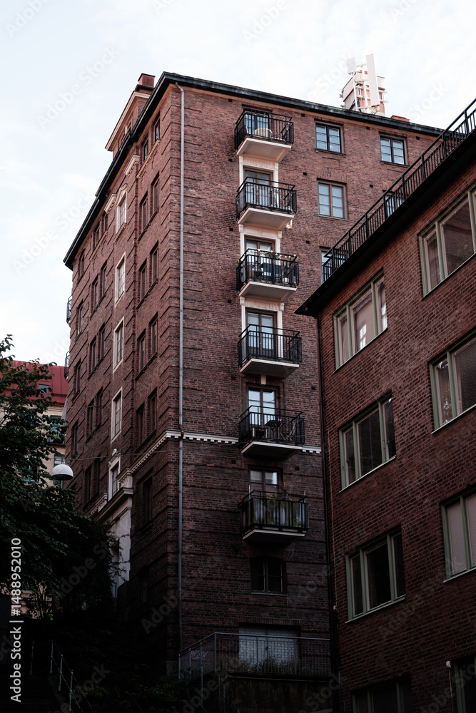 Fototapeta premium Backsteinhaus in Göteburg, Schweden aus Froschperspektive