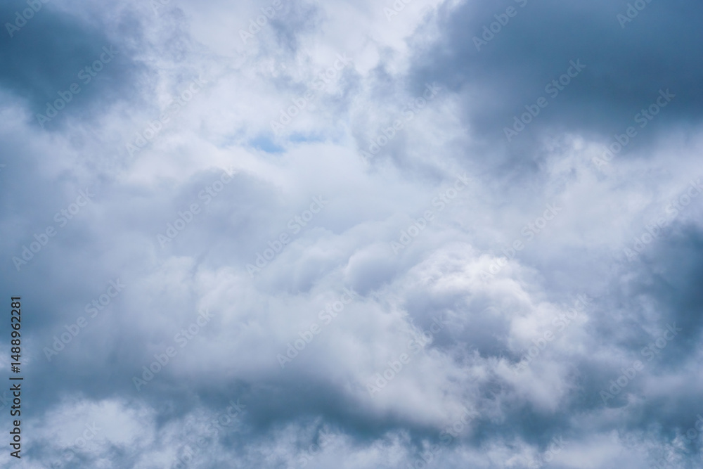 5月の曇り空 濃い雲で空が覆われた 10 5月の曇り空 濃い雲で空が覆われた 10
