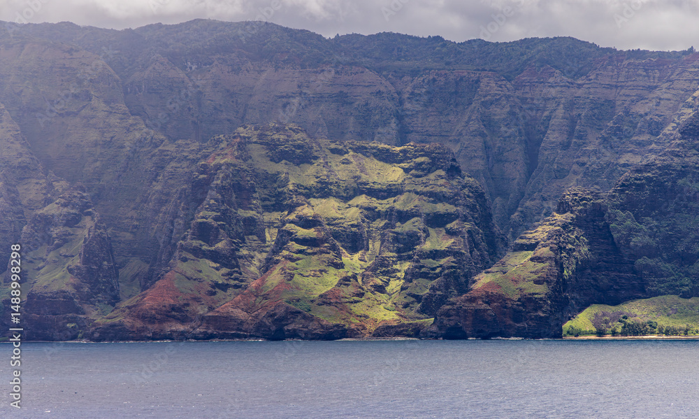 Obraz premium Scenic View of NaPali Coastline with Lush Cliffs and Ocean in Hawaii