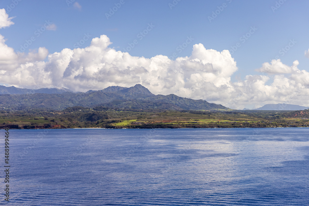 Obraz premium Scenic Landscape of Kauai with Ocean and Mountains Under Cloudy Sky