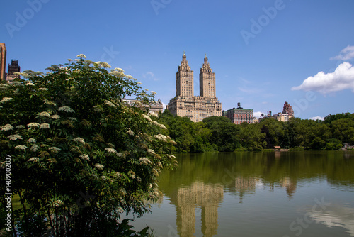 Tableau sur toile El Dorado building in New York taken from Central Park