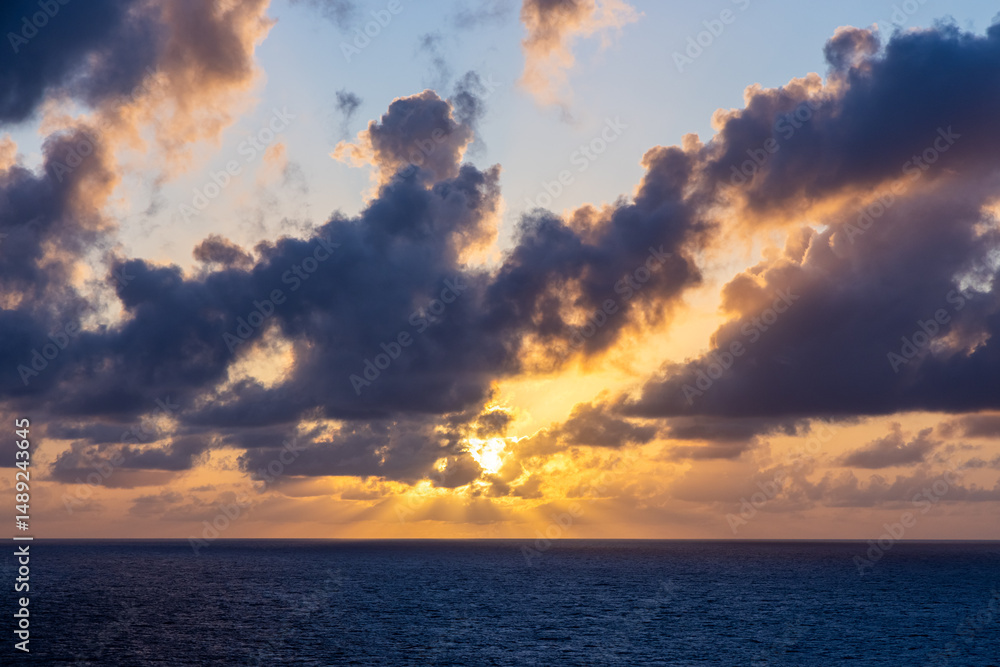 Obraz premium Majestic Sunset Over Ocean Horizon with Vibrant Clouds in the Pacific