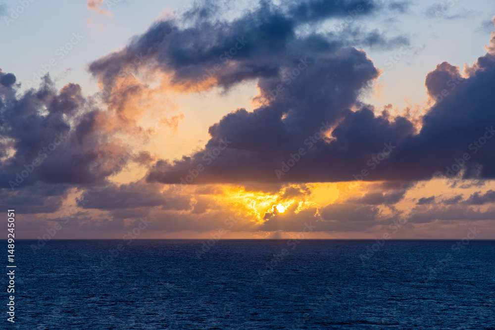 Obraz premium Sunset Over Pacific Ocean with Vibrant Clouds and Colorful Sky