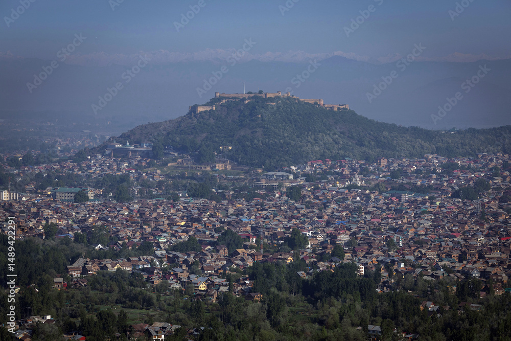 Obraz premium Aerial View of Srinagar City with Houses, Waterways, and Mountains