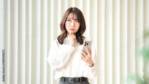Canvastavla スマホ・悩む・考える女性・ビジネスウーマン