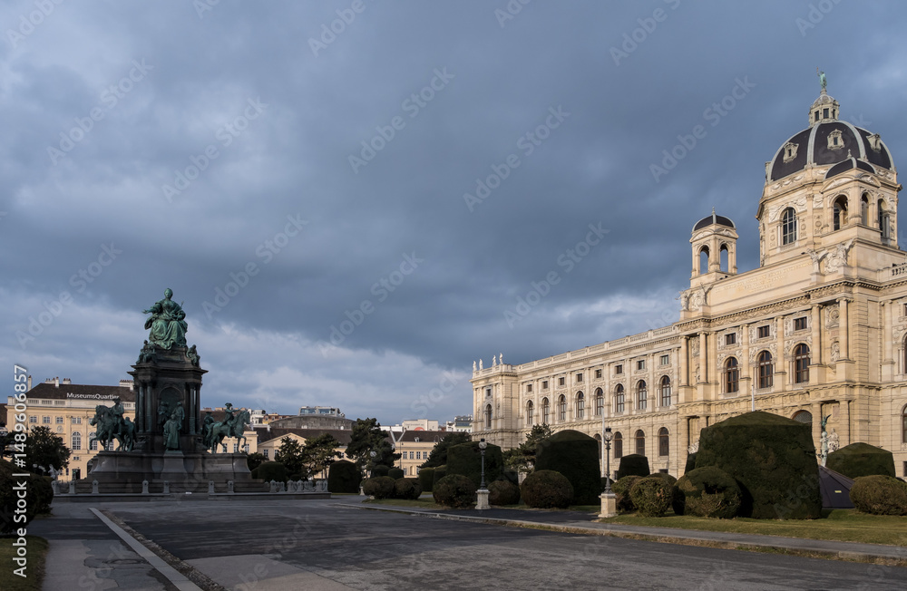 Obraz premium Vienna – View of the Empress Maria Theresia monument with the Natural History Museum (Naturhistorisches Museum) facade in the background at Maria-Theresien-Platz, forming a grand ensemble.