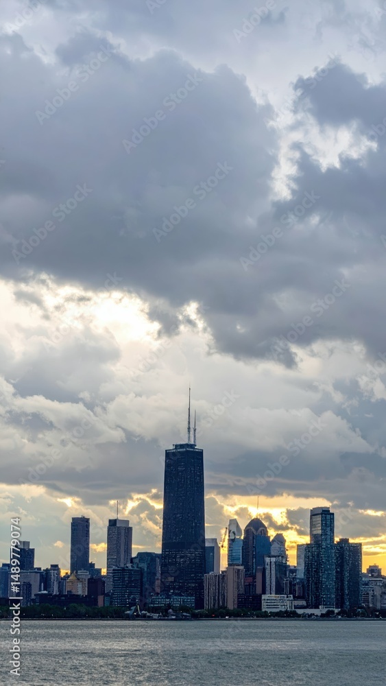 Fototapeta premium Dramatic Skyline of a City Under an Overcast and Cloudy Sky