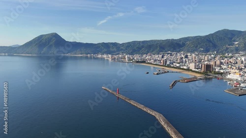 別府湾上空からの空撮映像。別府湾上空から大分県別府市の風景を撮影しました。