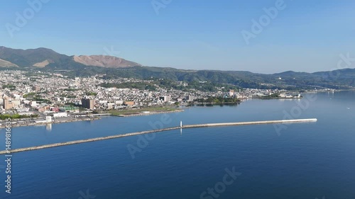 Wallpaper Mural 別府湾上空からの空撮映像。別府湾上空から大分県別府市の風景を撮影しました。 Torontodigital.ca