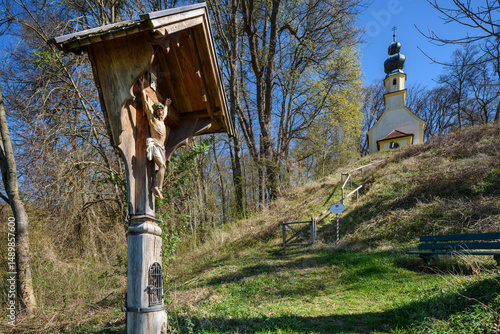 Schloß Frauenbühl in Winhöring, Kirche und Kruzifix