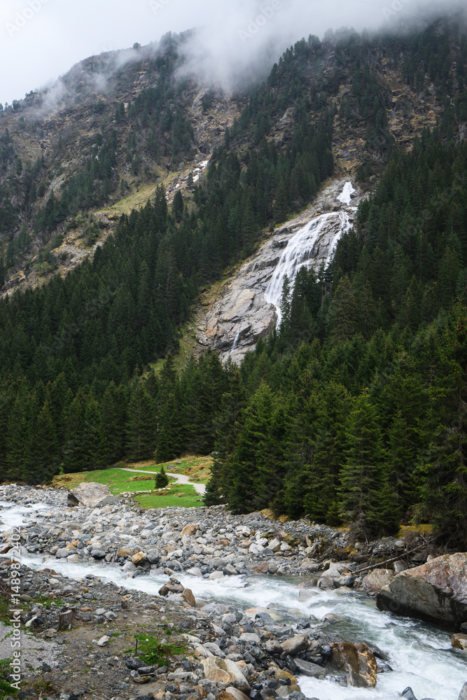 Obraz premium Grawa Wasserfälle im Stubaital im Frühjahr