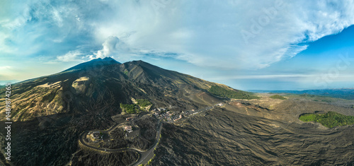 Etna Sicilia - panoramica  dall'alto al tramonto sul Rifugio Sapienza con vista sul cratere del vulcano