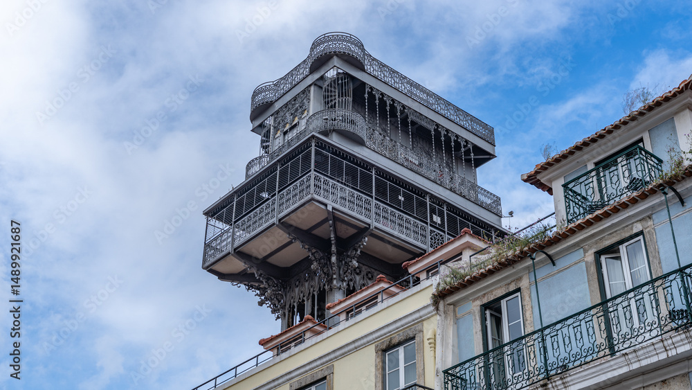 Obraz premium Elevador de Santa Justa in Lissabon Portugal, Großaufnahme der oberen Plattform, im Hintergrund blauer Himmel
