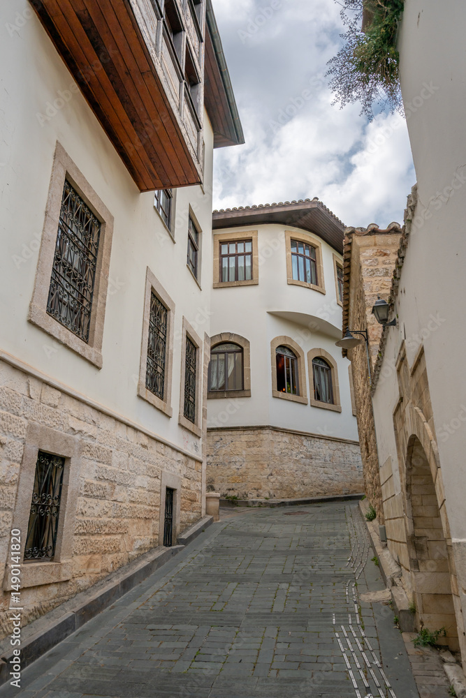 Obraz premium Old Ottoman houses in the narrow streets of Antalya Old Town Kaleici district