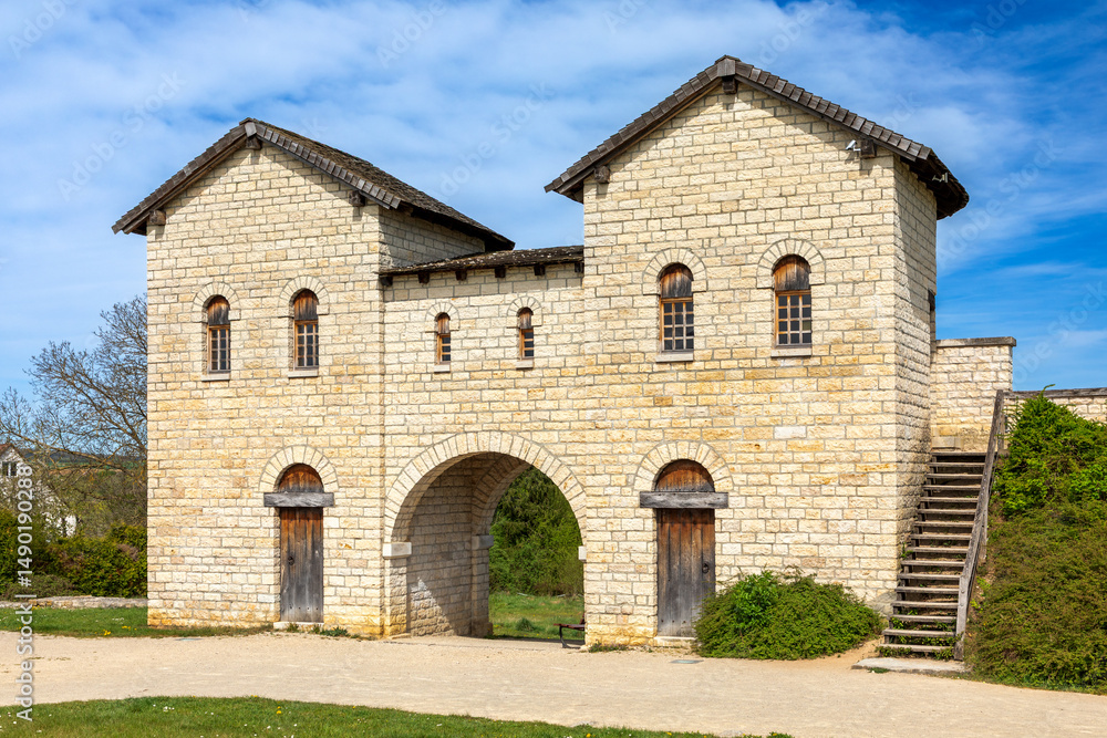 Fototapeta premium Nachbau des Nordtors eines römischen Kastells in Weissenburg, Bayern