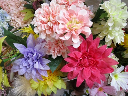 カラフルな造花の花束