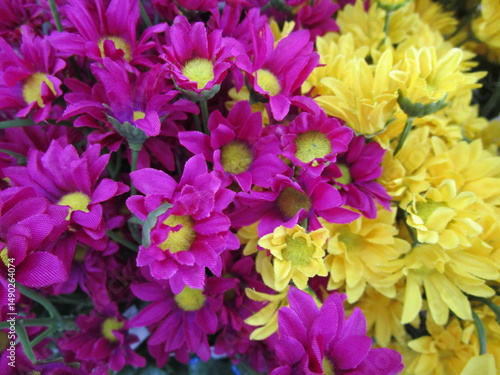 カラフルな造花の花束