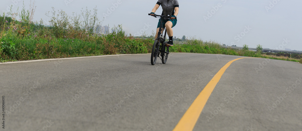Fototapeta premium Riding a fold bike on the greenway in Chengdu, China