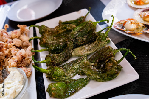pimientos del padrón comida tipica española