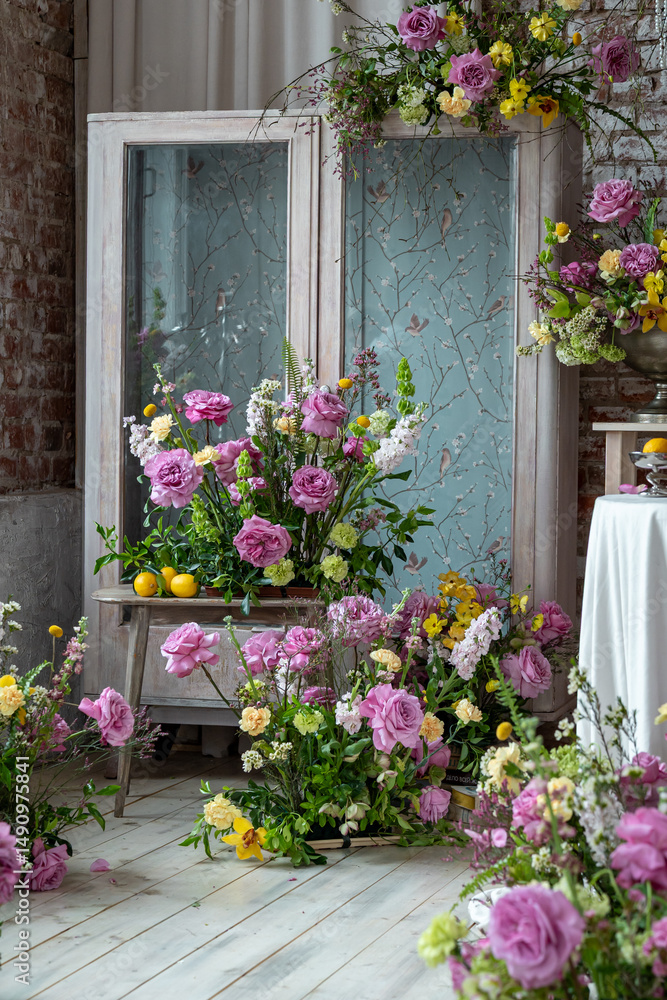 Fototapeta premium Elegant Floral Arrangement with Lemons in Rustic Setting