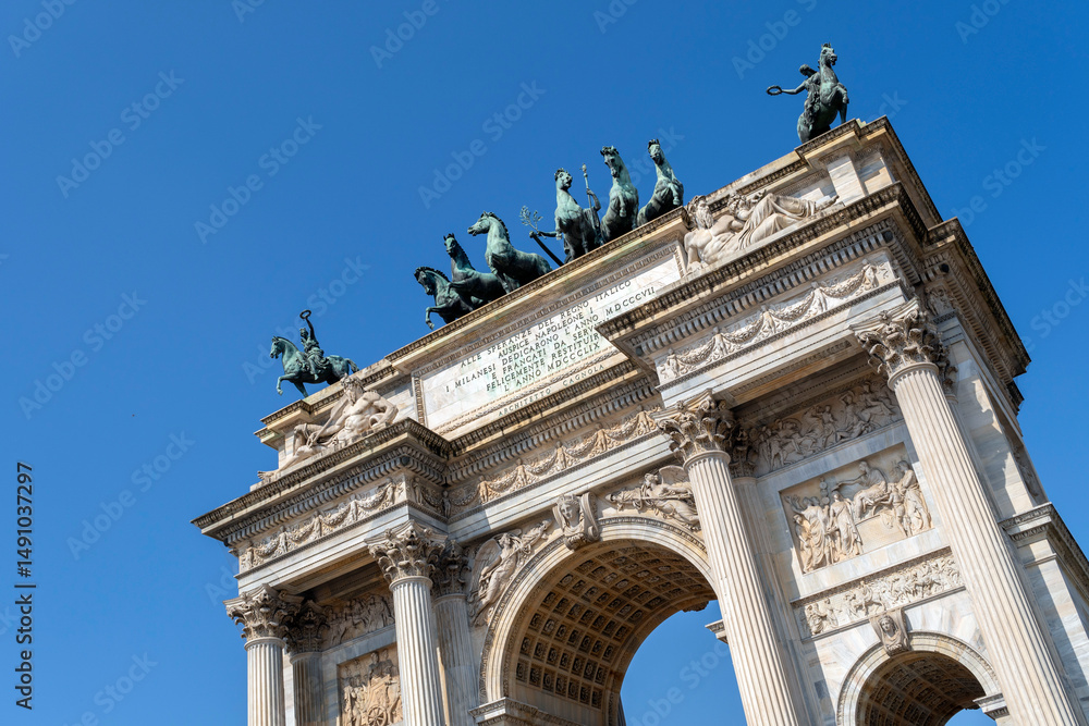 Obraz premium The Porta Sempione in Milan on a sunny day