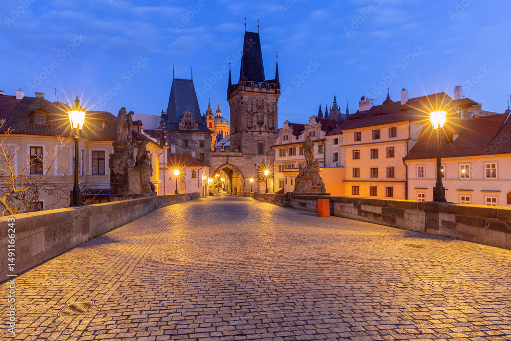 Fototapeta premium Charles Bridge at dawn in Prague, Czech Republic