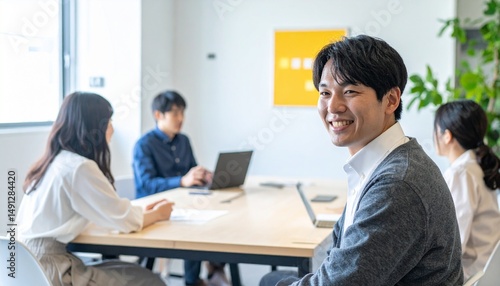 スタートアップの企画会議に集まる社員たち