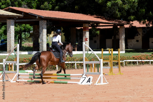 Foto woman riding a horse, show jumping, equestrian show jumping, equestrian competit