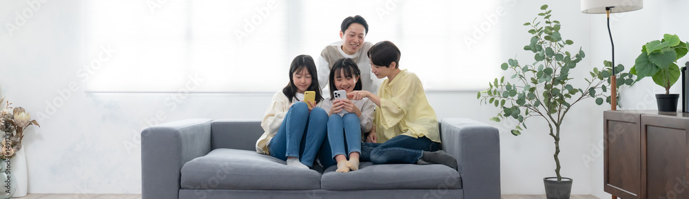 携帯を持つ親子 携帯を持つ親子