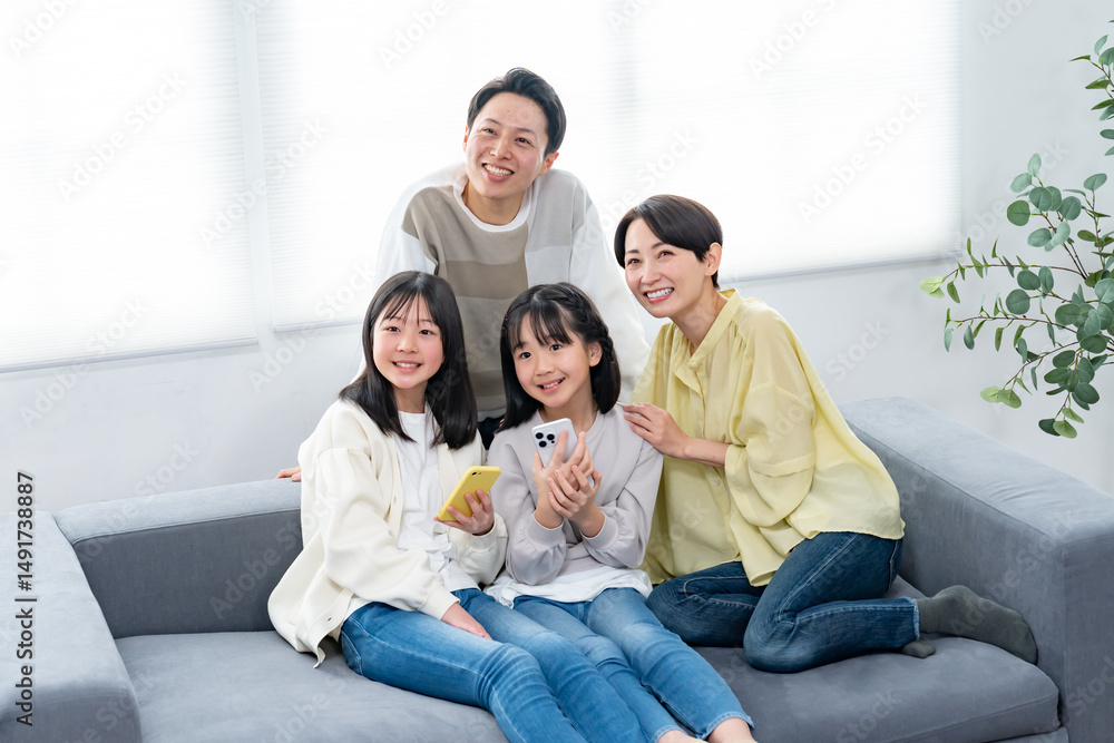 笑顔で携帯を持つ親子 笑顔で携帯を持つ親子
