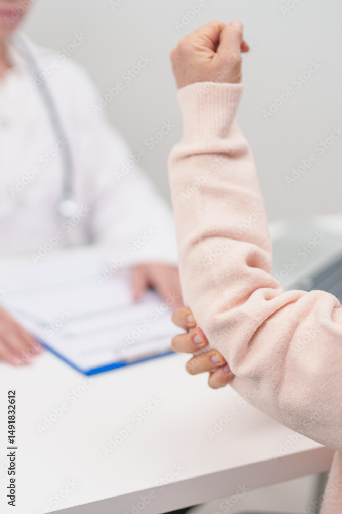 Obraz premium Elderly Woman having elbow ache and consulting doctor in hospital. muscle pain due to lateral epicondylitis or tennis elbow. injury, Health and medical consultation concept