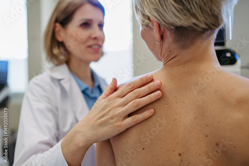 Wallpaper Mural Radiologist comforting patient before mammogram screening. Torontodigital.ca