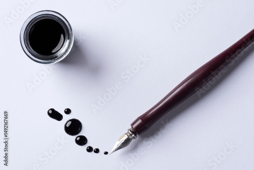 Penna con boccetta d'inchiostro e pennino. photo