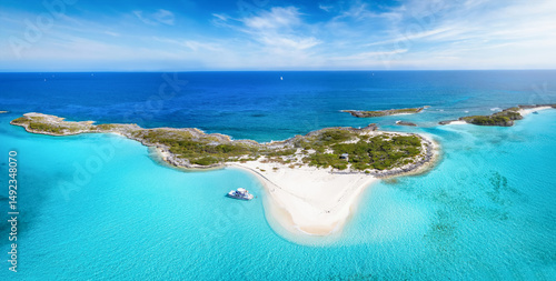 Fotografía Panoramic aerial view of the beautiful Exumas Cays, The Bahamas Caribbean