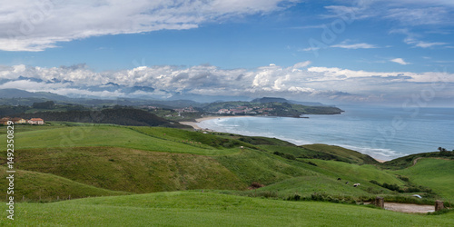 Playa mar cantábrico con picos de Europa el fondo