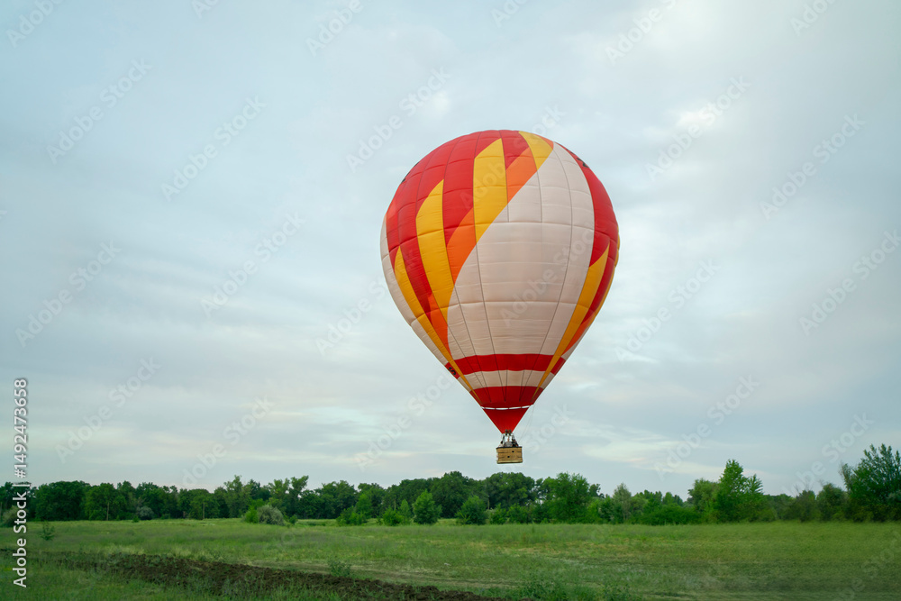 Obraz premium A vibrant aerostat balloon takes off and ascends into the sky