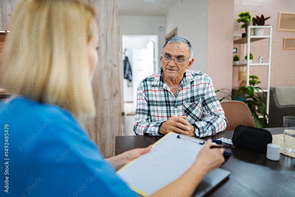 Obraz premium Elderly man chats thoughtfully with caregiver