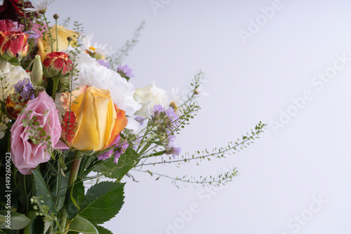 A beautiful arrangement of colorful roses and daisies
