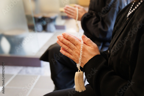 合掌する女性の手