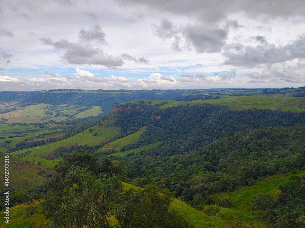 Naklejka premium Paisagem do horizonte com numvem no ceu e a vista do vale verde