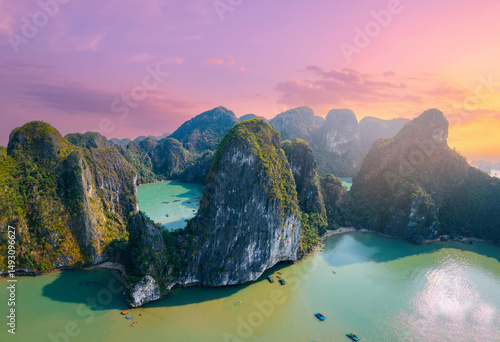 Canvastavla Panorama Halong bay with touristic boat at sunset, majestic limestone islands an